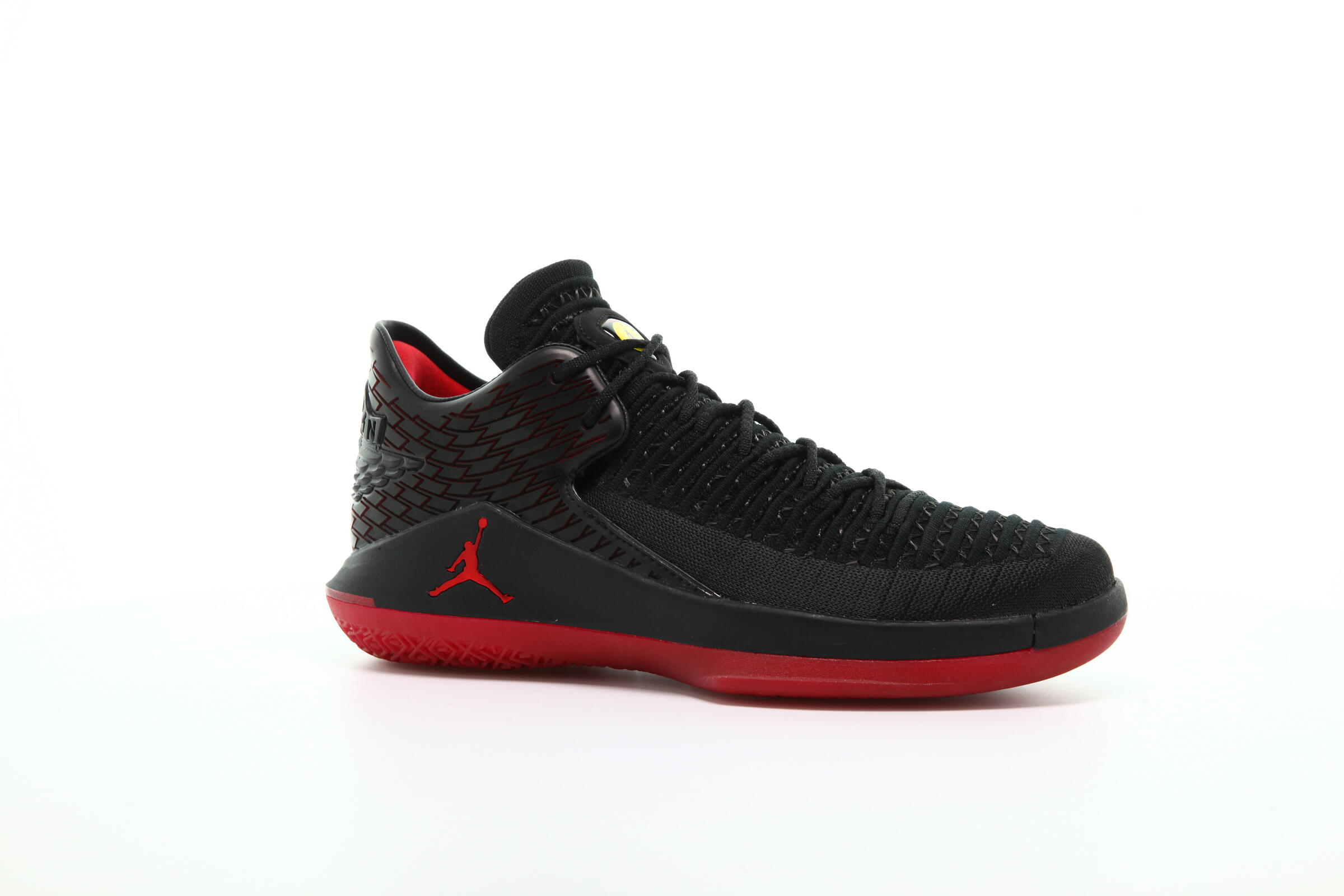 Black jordan 32 on sale